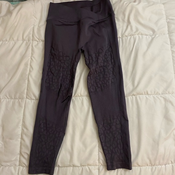 VICTORIA SECRET Leopard / Cheetah Purple Leggings - Picture 2 of 7